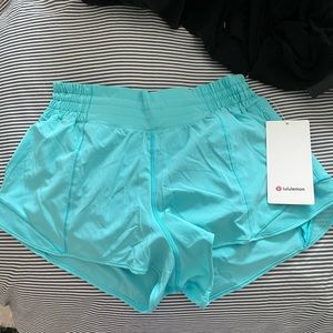 BNWT lululemon hotty hot shorts 2.5” electric turquoise size 8
